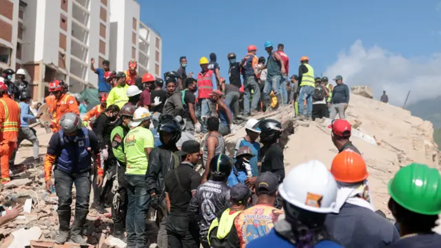 Personas sobre escombros en las labores de búsqueda en La Guaira, Venezuela, julio de 2026.
