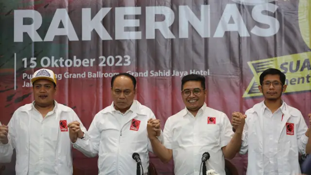 Ketua Umum DPP Projo Budi Arie (kedua kiri) bersama jajaran pengurus foto bersama usai konferensi pers rakernas di Jakarta, Minggu (15/10/2023). Dalam rakernas VI tersebut membahas strategi pemenangan usai deklarasi dukungan terhadap Prabowo Subianto dalam Pilpres 2024.