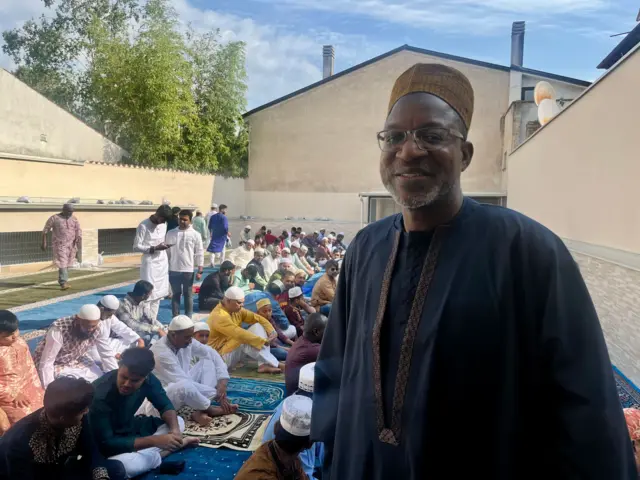 মনফ্যালকোন শহরের দুটি ইসলামিক কেন্দ্রে সম্মিলিত প্রার্থনা হয়।