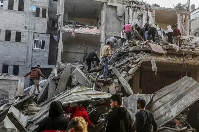 رفح میں اسرائیلی حملے کے بعد مقامی لوگ امدادی کارروائی کر رہے ہیں