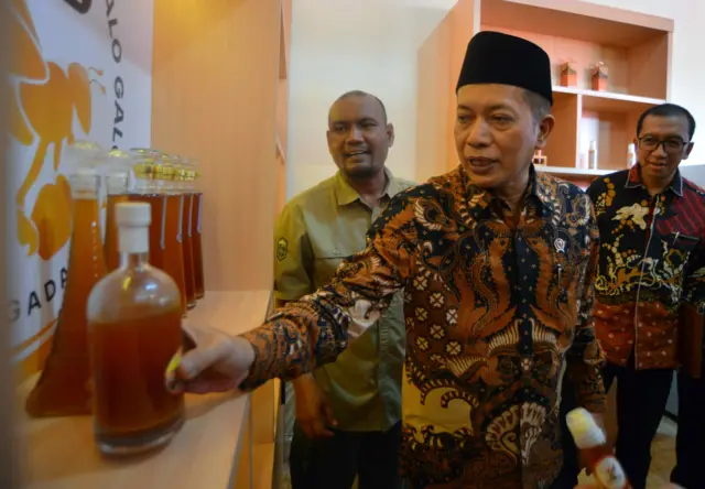 Wakil Menteri Koperasi Ferry Juliantono (tengah melihat produk madu galo-galo yang dihasilkan kelompok koperasi saat peninjauan Musyawarah Desa Khusus (Musdesus) pembentukan Koperasi Merah Putih di Balai Gadang, Padang, Sumatera Barat, Kamis (29/5/2025).
