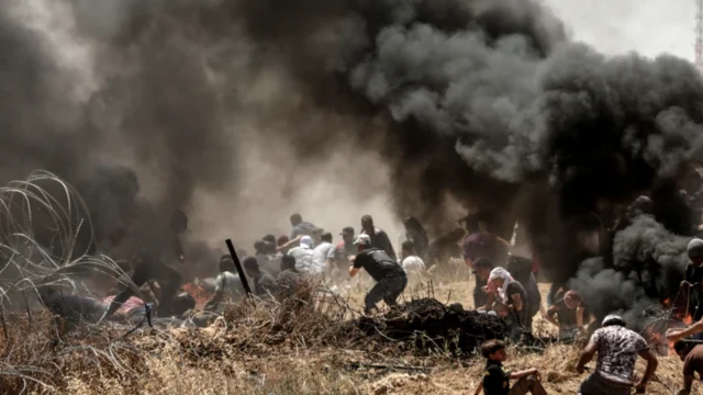 فلسطینیان معترض در میانه دود سیاه