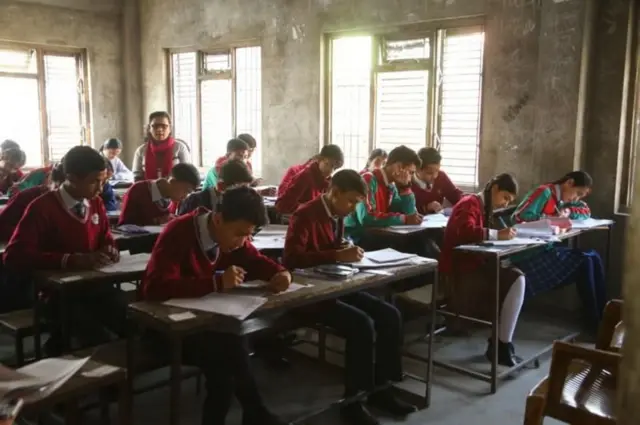 कक्षाकोठामा छात्रछात्रा