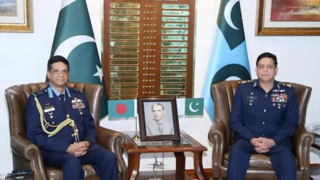 बांग्लादेश के वायुसेना प्रमुख एयर चीफ़ मार्शल हसन महमूद ख़ान ने अपने हालिया पाकिस्तान दौरे के दौरान पाकिस्तान से जेएफ़-17 ब्लॉक-3 लड़ाकू विमान ‘ख़रीदने में दिलचस्पी’ दिखाई है