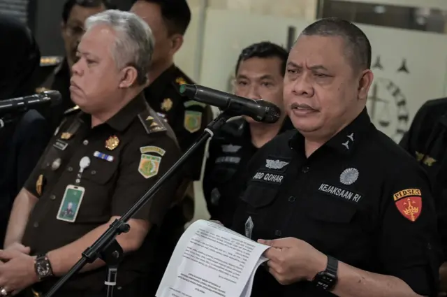 Dua pejabat kejaksaan agung saat memberikan keterangan kepada wartawan.