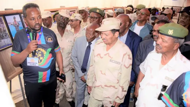 ሓለቓ ጠቕላሊ ስታፍ ሰራዊት ኤርትራ ጀነራል ፊሊጶስ ወልደዮውሃንስ ብወግዒ ዝኸፈቶ ምርኢት ጉዕዞ ስፖርት ኤርትራ'ውን ኣብ ከባቢ ምምሕዳር ዞባ ማእከል ቀሪቡ ኣሎ