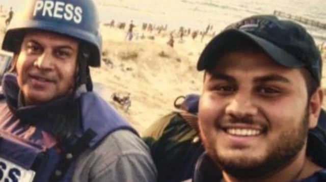 El Cezire'nin Gazze Şeridi'ndeki büro şefi Wael Dahdouh ve oğlu Hamza yan yana selfie çekiyorlar, ikisi de gülüyor.