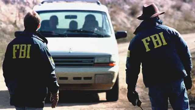 Agentes do FBI perto da cabana onde o Unabomber foi preso, em 1996