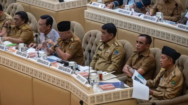 Gubernur Jawa Barat Dedi Mulyadi (kanan) mengikuti Rapat Dengar Pendapat (RDP) Komisi II DPR di Kompleks Parlemen, Senayan, Jakarta, Selasa (29/4/2025).