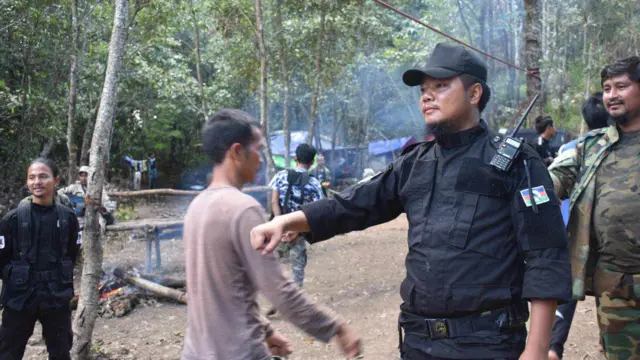 ဇနီးသည်ထက် ရဲဘော်တွေကိုပိုချစ်တတ်သူ ဒုစစ်ဦးစီးချုပ်