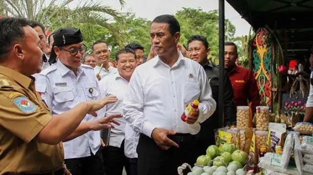 Menteri Pertanian Andi Amran Sulaiman (kanan) didampingi Gubernur Kalteng Sugianto Sabran (kiri) mengunjungi stan pameran produk petanian di Halaman Kantor Gubernur Kalimantan Tengah, Palangka Raya, Senin (11/12/2023).