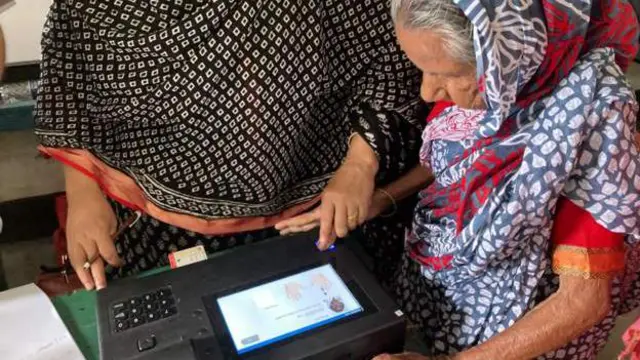 ইভিএম-এ ভোট দেয়া নিয়ে আপত্তি রয়েছে রাজশাহীতে 