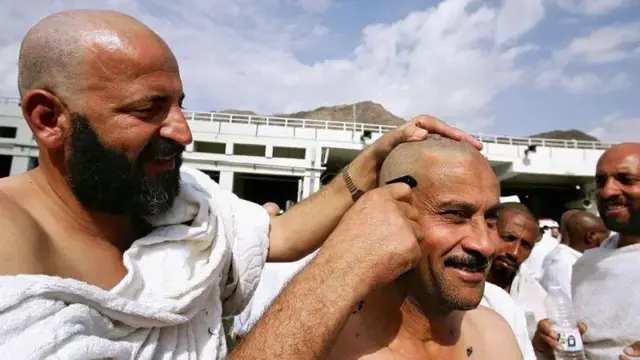 पशुओं की कुर्बानी के बाद उसी दिन सिर मुंडाया जाता है.