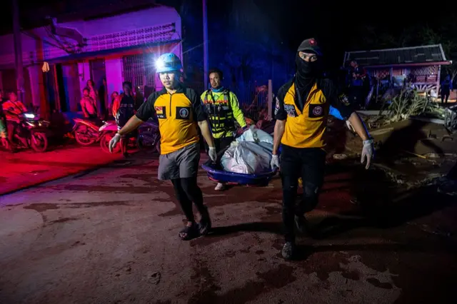 နိုဝင်ဘာ ၂၈ ရက် ဟတ်ယိုင်မြို့မှာ လူသေရုပ်အလောင်းသယ်ယူတဲ့ မြင်ကွင်း 