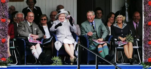 Елизавета, Эдинбург герцогу, Уэльс ханзаадасы жана Корнуолл герцогинясы Абердиншир аймагындагы Бремар-Тоолуу оюндарында