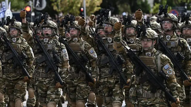 Żołnierze greckiej armii maszerują podczas parady wojskowej z okazji narodowego Dnia „Ochi” (Nie) w Salonikach, 28 października 2025 roku