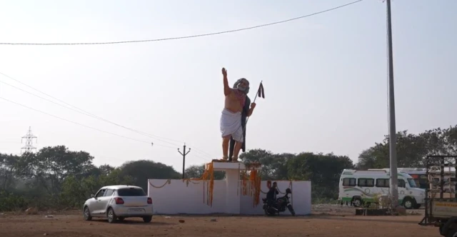 'गदर' हे क्रांताकारी लोकगायक होते. स्वतंत्र तेलंगणा करण्यासाठीच्या चळवळीत शाहीर गदर यांनी आपल्या गाण्यांच्या माध्यमातून महत्त्वाची भूमिका बजावली होती.