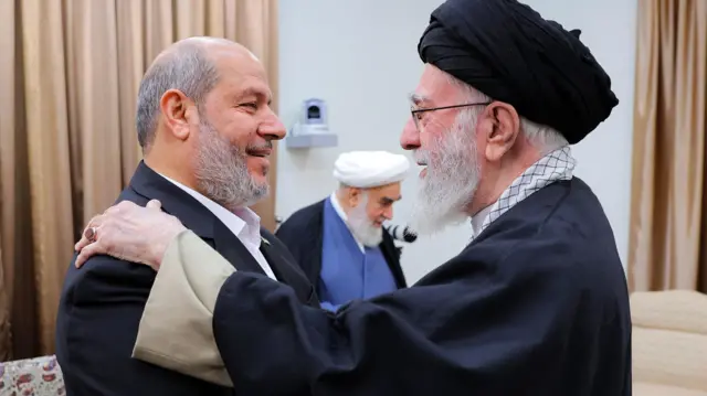 يُعتبر خليل الحية مع بالمرشد الأعلى الإيراني علي خامنئي في شباط\فبراير