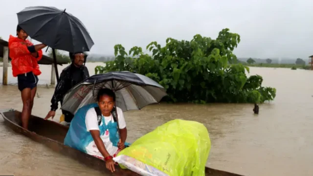 नेपाल में बाढ़ के कारण लोगों को अपना घर छोड़कर सुरक्षित जगहों पर जाना पड़ रहा है