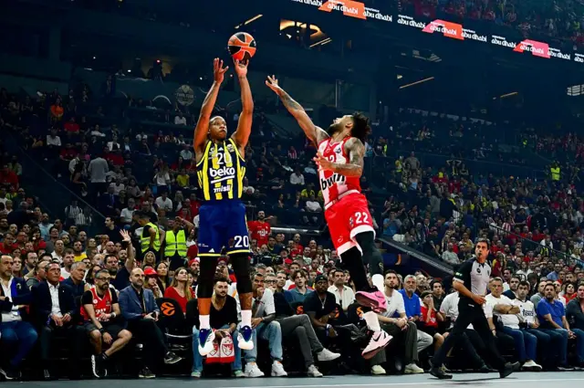 Devon Hall şut atarken