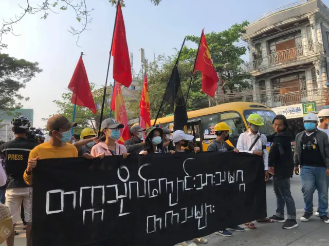 စစ်အာဏာသိမ်းအစောပိုင်းကာလ လမ်းပေါ် တက်ဆန္ဒပြမှုတွေထဲ တက္ကသိုလ် ကျောင်းသားများ သမဂ္ဂ တကသများ လို့ ရေးထားတဲ့ အဖြူအမည်း စာတန်းကိုင်ထားတဲ့ လူငယ် တစ်ချို့ကို တစုတစည်းတည်း မြင်တွေ့ရတာဖြစ်ပါတယ် 