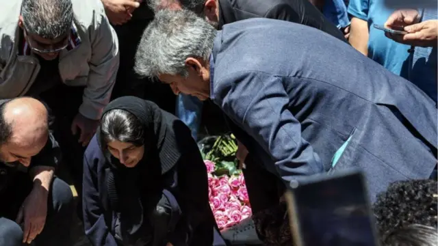 لیلا حاتمی در خاکسپاری مادرش زری خوشکام