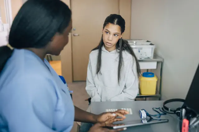 Une jeune fille en consultation