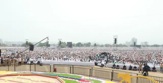 महाराष्ट्र भूषण कार्यक्रमासाठीची गर्दी