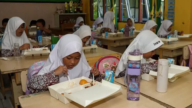 Makan bergizi gratis, merupakan salah satu program prioritas Presiden Prabowo Subianto yang diperkirakan menghabiskan anggaran sekitar Rp400 triliun di tahun pertama 2025. Namun APBN hanya sanggup membiayai Rp71 triliun.