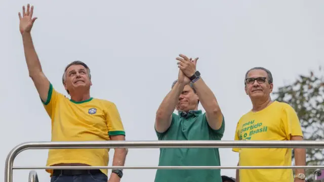 Bolsonaro, Tarcísio de Freitas e Silas Malafaia em um carro de som em ato na avenida Paulista em setembro de 2024.