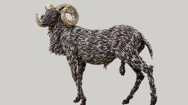 Kelly jiri 'spark plug' rụpụta ebula a 