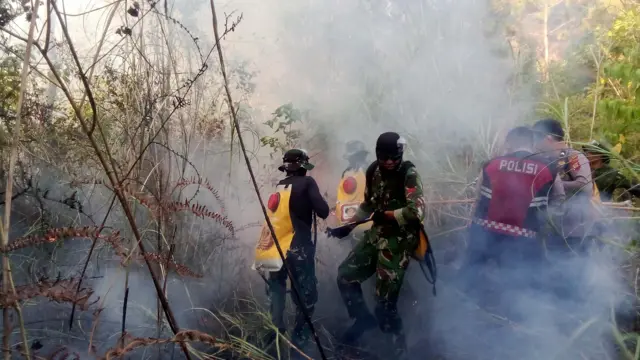 Petugas melakukan pemadaman api di Gunung Soputan, Kabupaten Minahasa Tenggara, Sulawesi Utara.