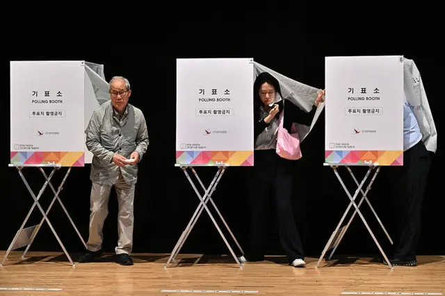 서울 한 투표소에서 사전 투표를 하는 시민들