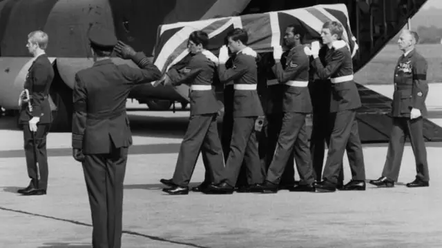 1990 च्या दशकात आयआरएनं चर्चा सुरू केली
