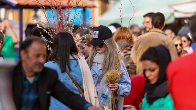 زنی در تهران هنگام نوروز