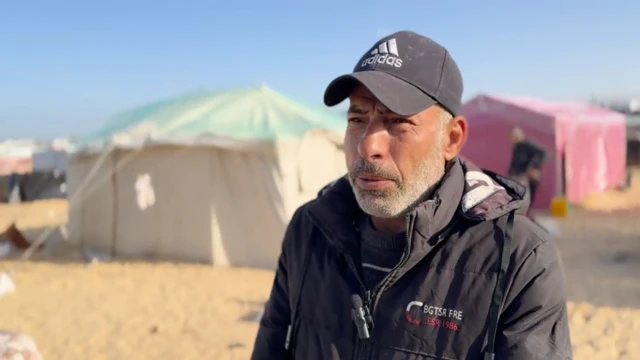 جلب الماء هو أحد الصعاب التي يواجهها رفيق وعائلته في منطقة الخيم.