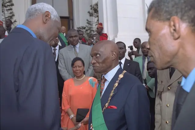 Les présidents Wade et Diouf lors de la passation de service le 1 mars 2000.