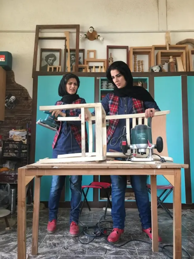 نمایی از فیلم «دختران نجار، دونوازی برای یک رویا»