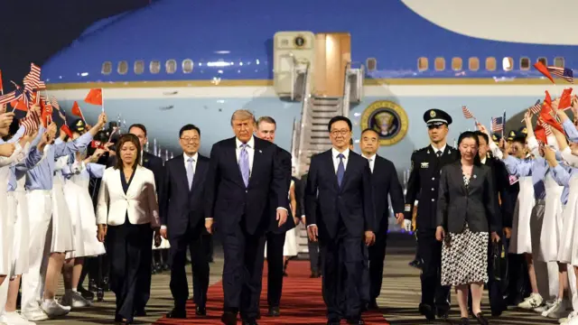 美國總統唐納德・特朗普（中）於 2026 年 5 月 13 日抵達中國北京首都國際機場，中國外交部常務副部長馬朝旭、美國駐華大使大衛・珀杜、中國國家副主席韓正與中國駐美大使謝鋒一同在場迎接。