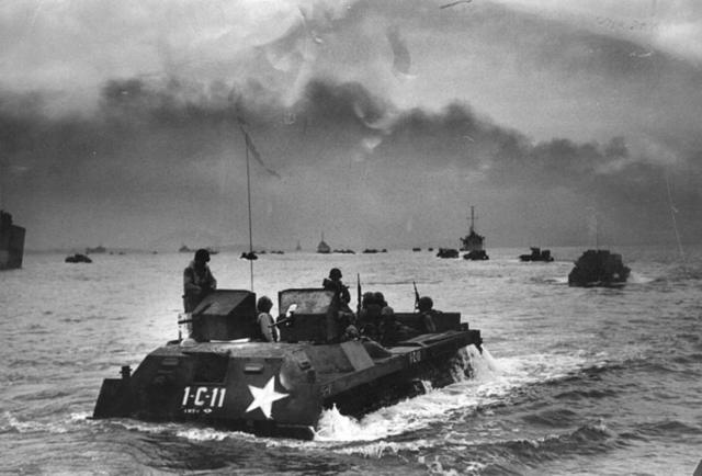 barco militar na água - fotonordeste futebol betspreto e branco