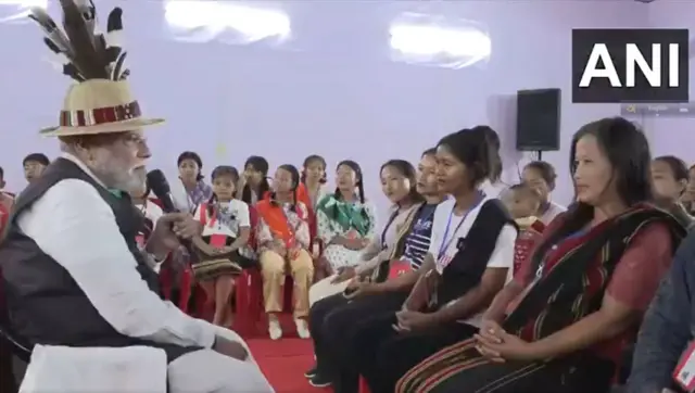 চুরাচাঁদপুরে ঘরছাড়া মানুষদের সঙ্গে কথা বলছেন মি মোদী। 