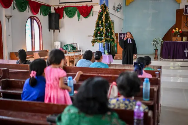 Warga korban banjir bandang dan longsor mengikuti ibadah di Gereja HKBP Ressort Tuka, Hutanabolon, Kecamatan Tukka,Tapanuli Tengah, Sumatera Utara, Selasa (23/12/2025).