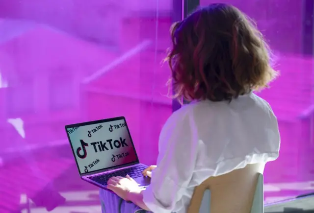 အမျိုးသမီးတွေဟာ လူမှုကွန်ရက်ပေါ်ကနေ အရှက်ခွဲခံနေရတာတွေကို လက်ရှိမှာ အများကြီးကြုံတွေ့နေကြရပါတယ်။