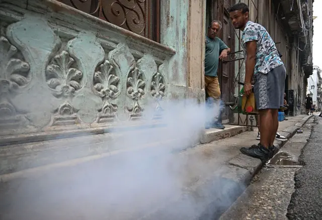 Fumigador en Cuba