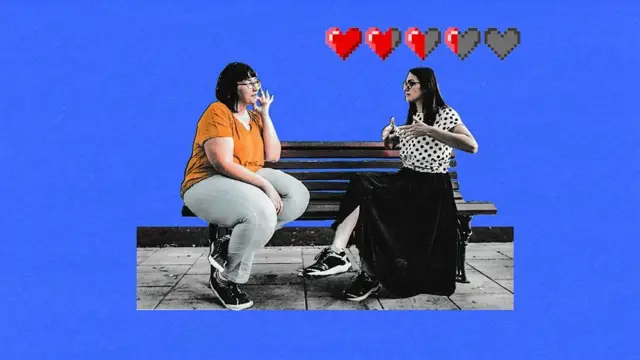 Dve devojke sede na klupi 