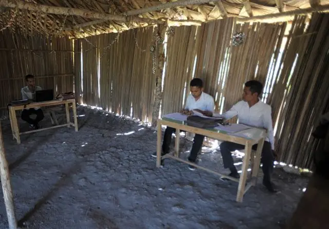 Siswa SMP belajar di gedung sekolah darurat dengan lantai tanah dan atap jerami dan fasilitas yang sangat buruk di Amabi Oefeto Timur, Kupang, Nusa Tenggara Timur (NTT), Indonesia