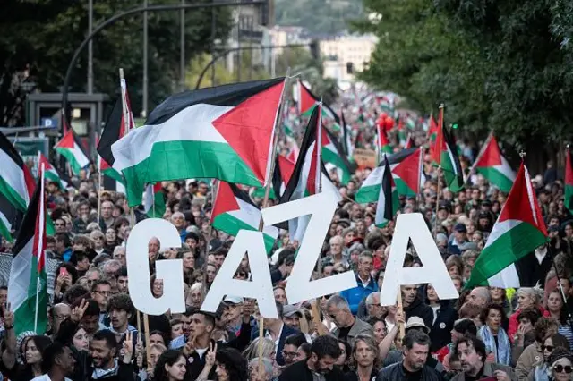 Ribuan orang berkumpul di luar markas Festival Film San Sebastian selama protes yang menyerukan diakhirinya serangan Israel di Gaza dan boikot Israel setelah pemutaran film 'The Voice of Hind Rajab,' di San Sebastian, Spanyol, pada 24 September 2025.