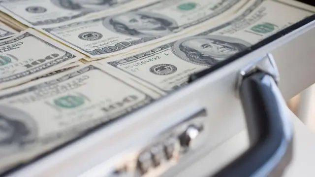 İddia edilen dolandırıcılık sisteminde paralar çantalarla teslim ediliyordu. 