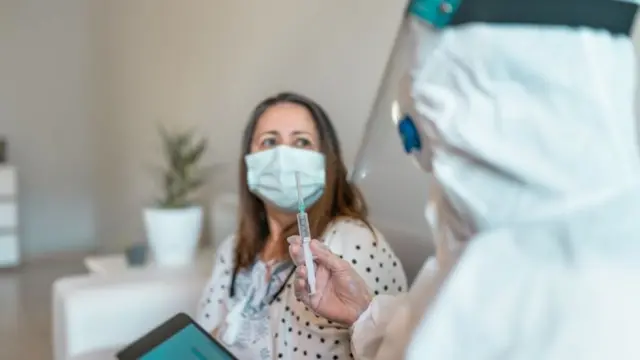 1-ноябрдагы статистикага караганда, Кыргызстанда ковидге каршы эмдөө башталгандан тарта 978 653 киши вакцинанын 1-дозасын алды, ал эми экинчи дозасын 751 407 киши сайдырган