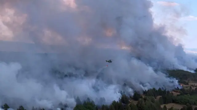 Veliki oblak dima i helikopter, požari u srbiji, požar u deliblatskoj peščari, gašenje požara